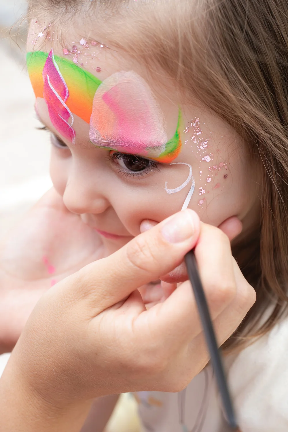Buntes Schmetterling-Kinderschminken mit Glitzer